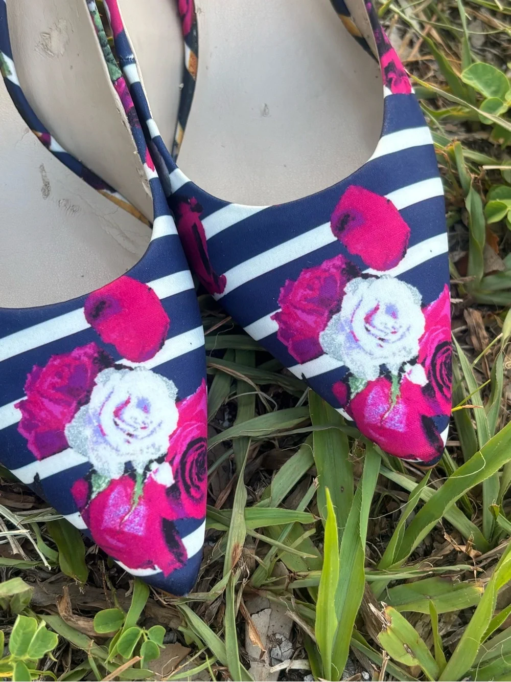 Floral Guess Gweloy2 pointed-toe pumps are a Women size 8.5M